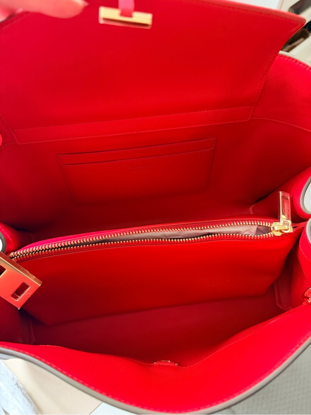 Salvatore Ferragamo Hug Soft bicolor shoulder bag (M) in Clay/Flame red colors - Picture 6 of 11
